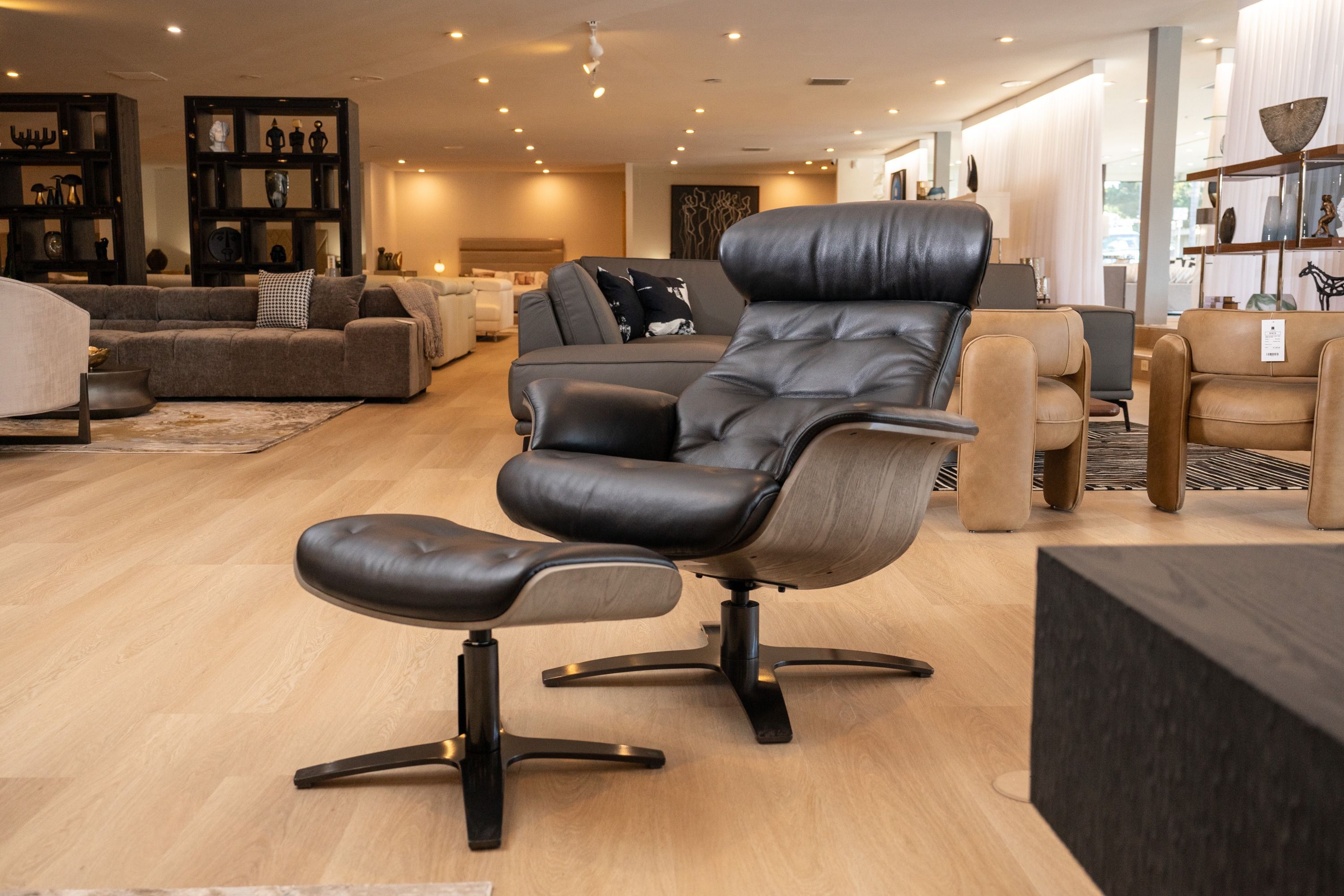 Modrest Nowak Modern Black Lounge Chair Ottoman Set